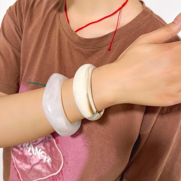 2PCS Chunky Acrylic Bracelets - Large Vintage Square Cuff Bangles for Women - Picture 3 of 8